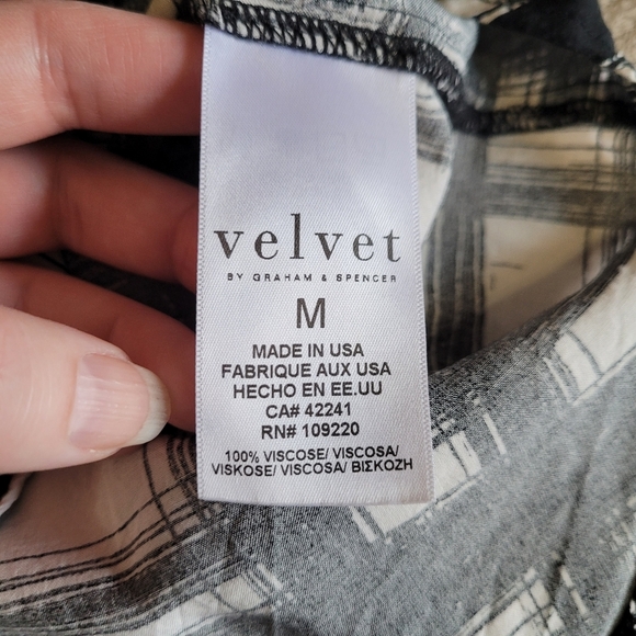 Velvet by Graham and Spencer cap sleeve blouse size medium - Picture 10 of 11